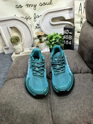 Adidas TERREX 浅蓝色和霓虹绿生活方式运动鞋 10