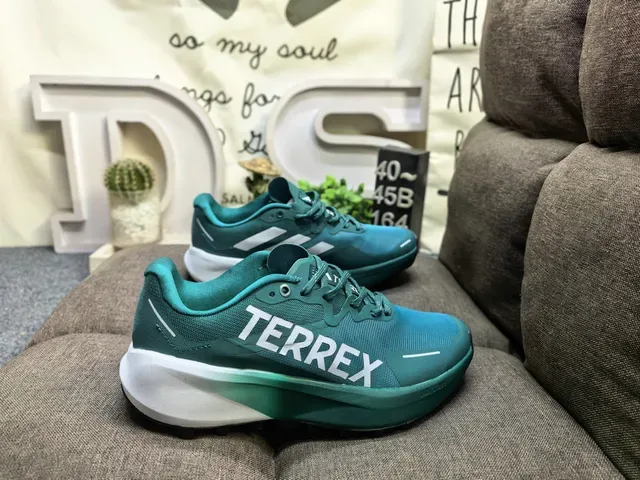 Adidas TERREX 浅蓝色和霓虹绿生活方式运动鞋 11