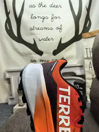 Adidas TERREX 浅蓝色和霓虹绿生活方式运动鞋 13