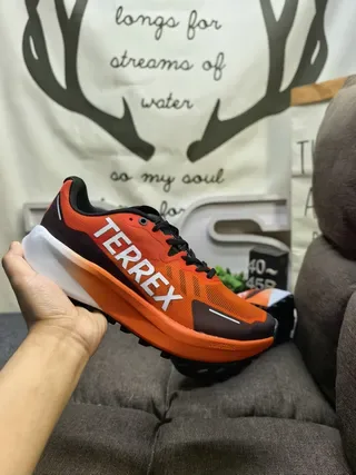 Adidas TERREX 浅蓝色和霓虹绿生活方式运动鞋 15