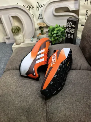 Adidas TERREX 浅蓝色和霓虹绿生活方式运动鞋 16