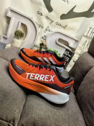 Adidas TERREX 浅蓝色和霓虹绿生活方式运动鞋 17