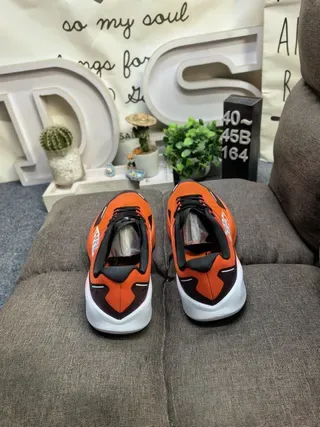 Adidas TERREX 浅蓝色和霓虹绿生活方式运动鞋 18