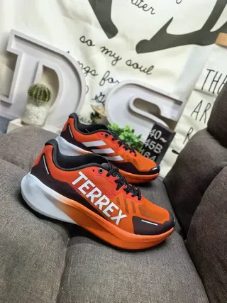 Adidas TERREX 浅蓝色和霓虹绿生活方式运动鞋 19