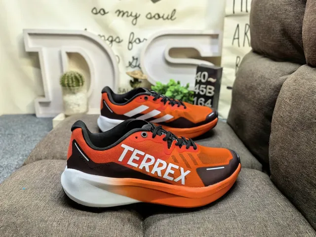 Adidas TERREX 浅蓝色和霓虹绿生活方式运动鞋 21