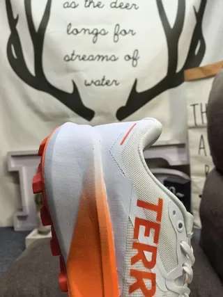 Adidas TERREX 浅蓝色和霓虹绿生活方式运动鞋 23