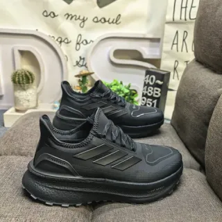 Adidas Ultraboost एकरंगी काली रनिंग जूते