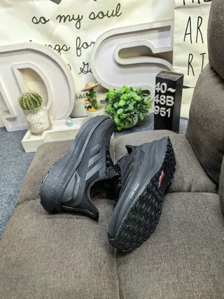 Adidas Ultraboost أحادي اللون أسود أحذية جري 6