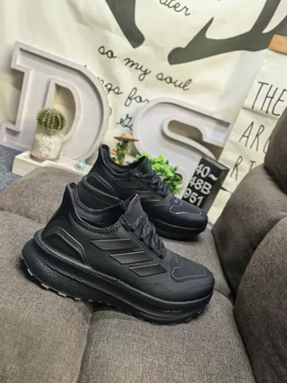 Adidas Ultraboost أحادي اللون أسود أحذية جري 9