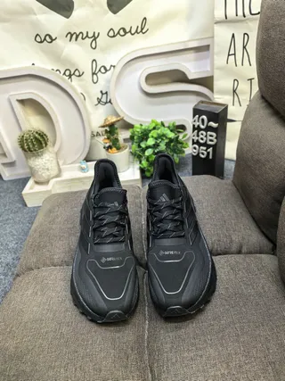 Adidas Ultraboost أحادي اللون أسود أحذية جري 10