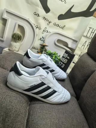 Adidas أبيض أسود بدون أربطة حزام فيلكرو مبطن جلد علوي أحذية كرة قدم داخلية 9