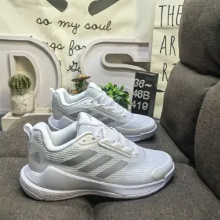 Adidas حذاء أسلوب حياة أبيض رمادي مع الجزء العلوي من الشبيكة المحبوكة، ثلاثة خطوط جانبية للعلامة التجارية