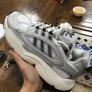 Adidas 白色灰色雕塑中底网布和合成覆盖构造厚底运动鞋