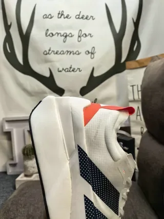 Adidas সাদা কমলা পারফোরেটেড মেশ আপার থ্রি-স্ট্রাইপ সাইড ব্র্যান্ডিং রানিং জুতা 3