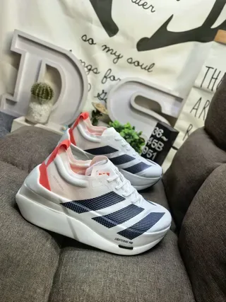 Adidas সাদা কমলা পারফোরেটেড মেশ আপার থ্রি-স্ট্রাইপ সাইড ব্র্যান্ডিং রানিং জুতা 9