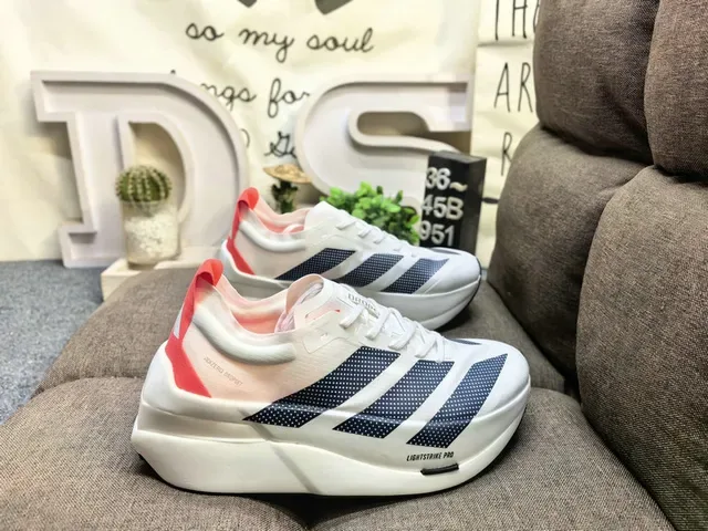 Adidas সাদা কমলা পারফোরেটেড মেশ আপার থ্রি-স্ট্রাইপ সাইড ব্র্যান্ডিং রানিং জুতা 11