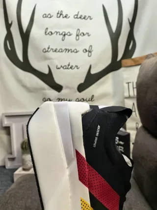 Adidas সাদা কমলা পারফোরেটেড মেশ আপার থ্রি-স্ট্রাইপ সাইড ব্র্যান্ডিং রানিং জুতা 13