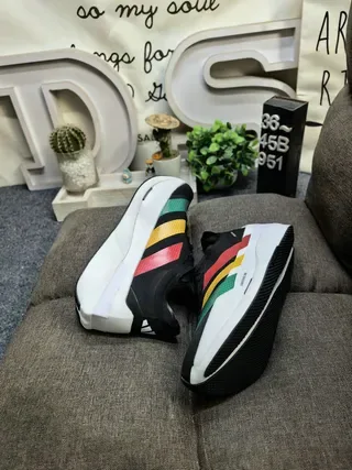 Adidas সাদা কমলা পারফোরেটেড মেশ আপার থ্রি-স্ট্রাইপ সাইড ব্র্যান্ডিং রানিং জুতা 16