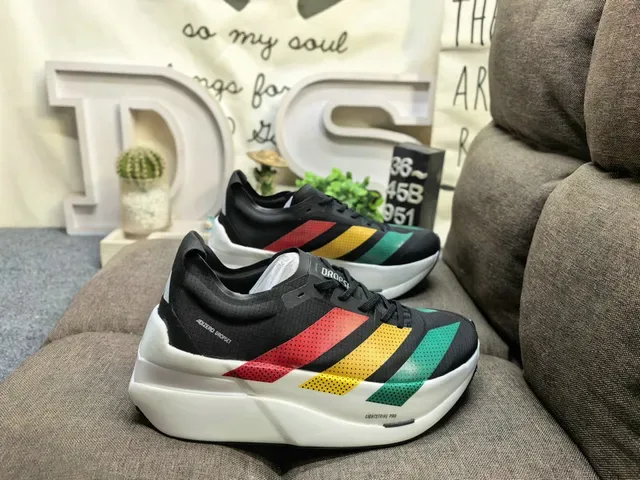 Adidas সাদা কমলা পারফোরেটেড মেশ আপার থ্রি-স্ট্রাইপ সাইড ব্র্যান্ডিং রানিং জুতা 21