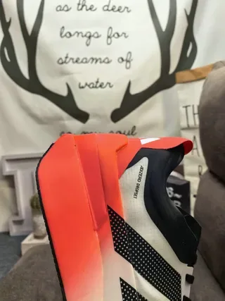Adidas সাদা কমলা পারফোরেটেড মেশ আপার থ্রি-স্ট্রাইপ সাইড ব্র্যান্ডিং রানিং জুতা 23