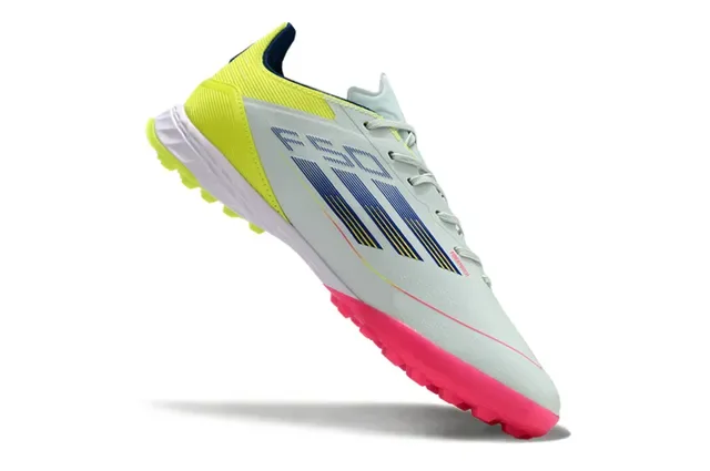Adidas সাদা গোলাপি লো-কাট সিন্থেটিক আপার মোল্ডেড কনিক্যাল স্টাডস টার্ফ সকার শু 2