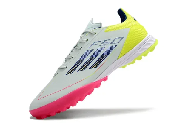 Adidas সাদা গোলাপি লো-কাট সিন্থেটিক আপার মোল্ডেড কনিক্যাল স্টাডস টার্ফ সকার শু 3