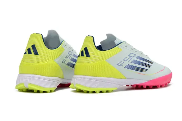 Adidas সাদা গোলাপি লো-কাট সিন্থেটিক আপার মোল্ডেড কনিক্যাল স্টাডস টার্ফ সকার শু 5