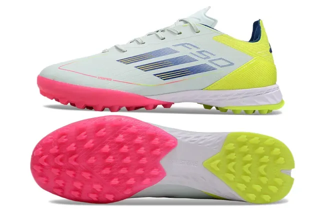 Adidas সাদা গোলাপি লো-কাট সিন্থেটিক আপার মোল্ডেড কনিক্যাল স্টাডস টার্ফ সকার শু 6