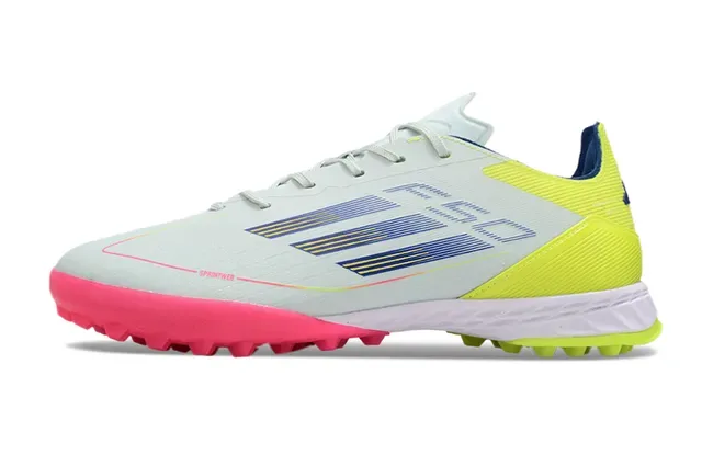 Adidas সাদা গোলাপি লো-কাট সিন্থেটিক আপার মোল্ডেড কনিক্যাল স্টাডস টার্ফ সকার শু 7