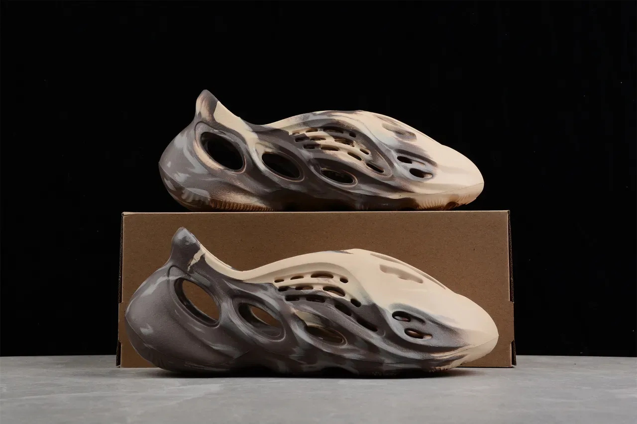 Adidas Yeezy Foam Runner بيج براون غرايدينت سنيكرز لايف ستايل 16