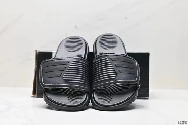 Adidas Yeezy Slide pantoufle noire moulée 3