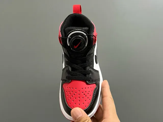 Air Jordan 1 黑白高帮皮革鞋面篮球鞋 18