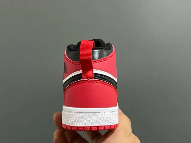 Air Jordan 1 黑白高帮皮革鞋面篮球鞋 19
