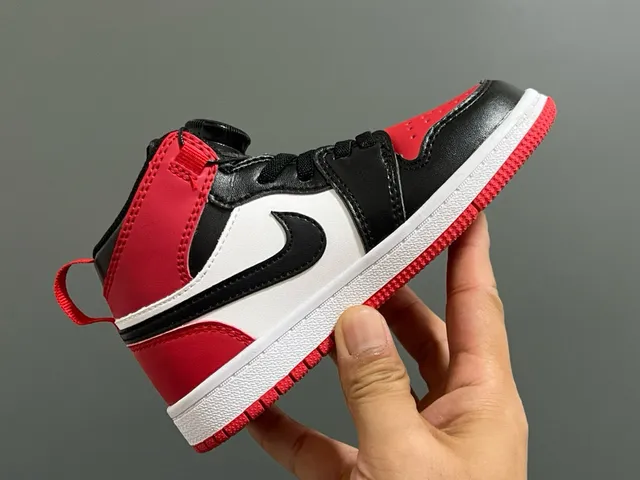 Air Jordan 1 黑白高帮皮革鞋面篮球鞋 20