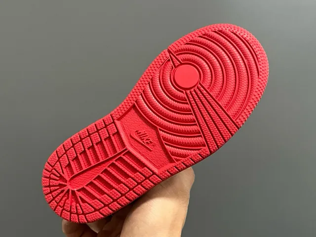 Air Jordan 1 黑白高帮皮革鞋面篮球鞋 21
