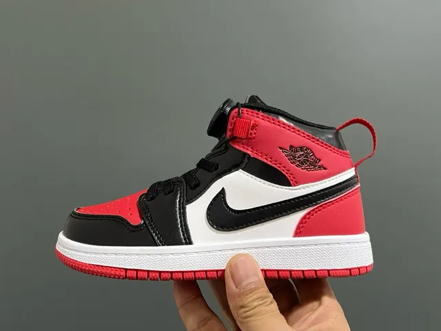 Air Jordan 1 黑白高帮皮革鞋面篮球鞋 22