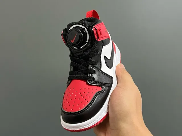Air Jordan 1 黑白高帮皮革鞋面篮球鞋 23