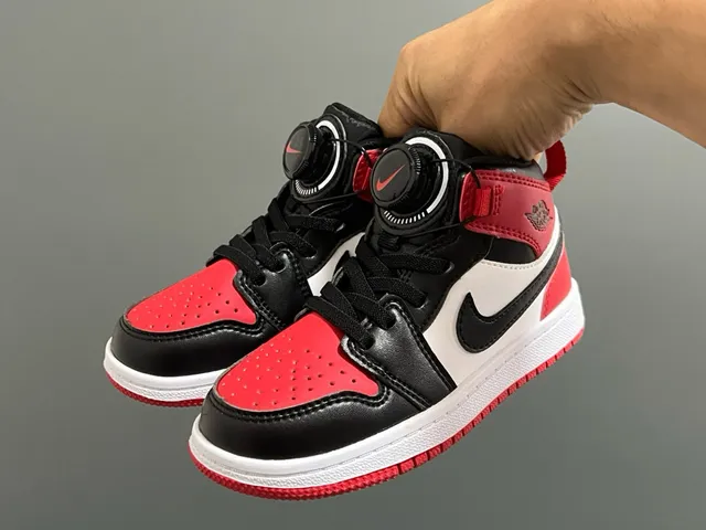Air Jordan 1 黑白高帮皮革鞋面篮球鞋 24