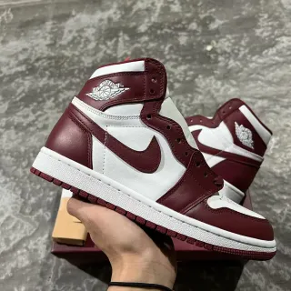 Air Jordan 1 酒红色和白色皮革篮球鞋
