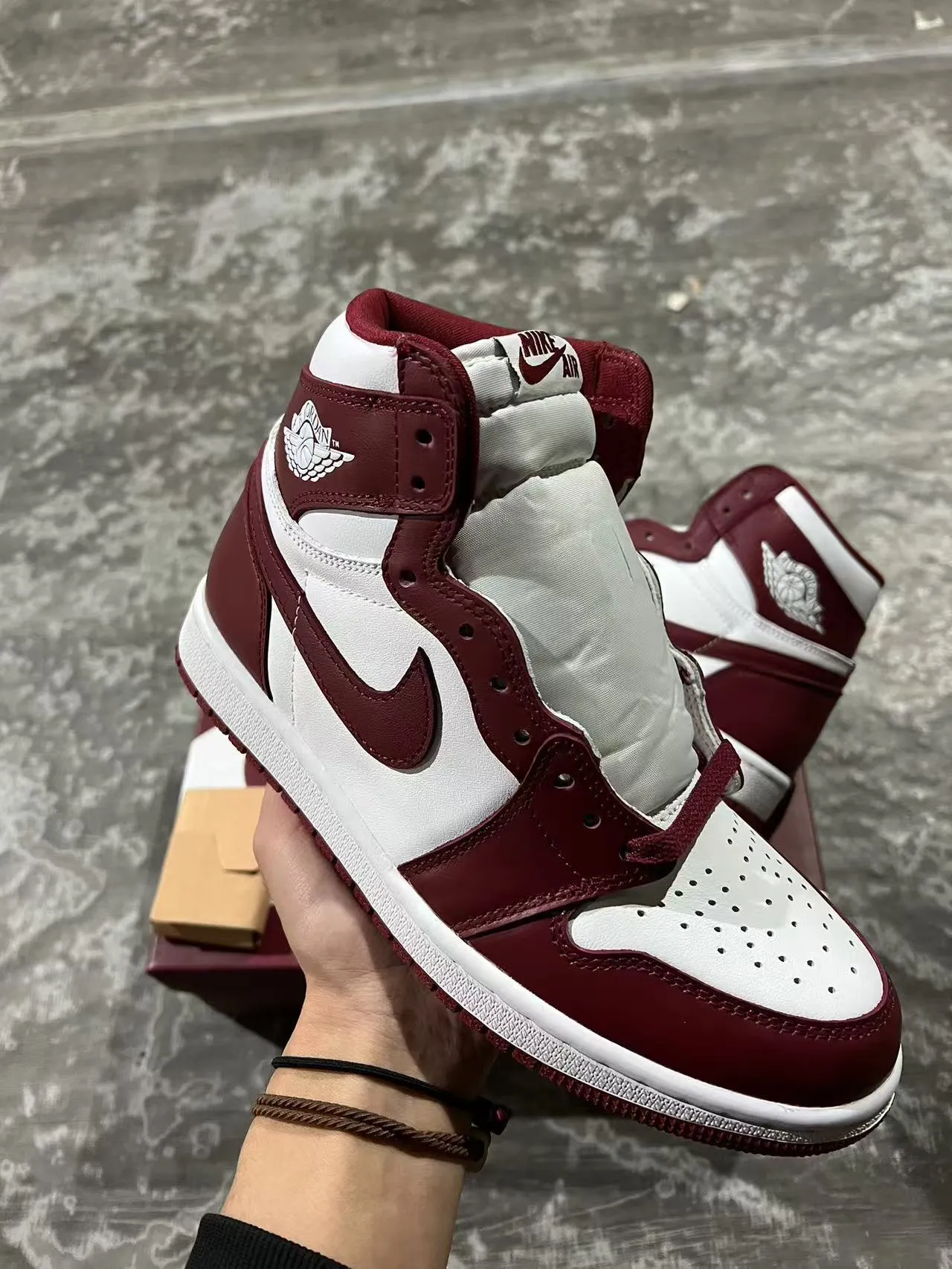 Air Jordan 1 酒红色和白色皮革篮球鞋 2
