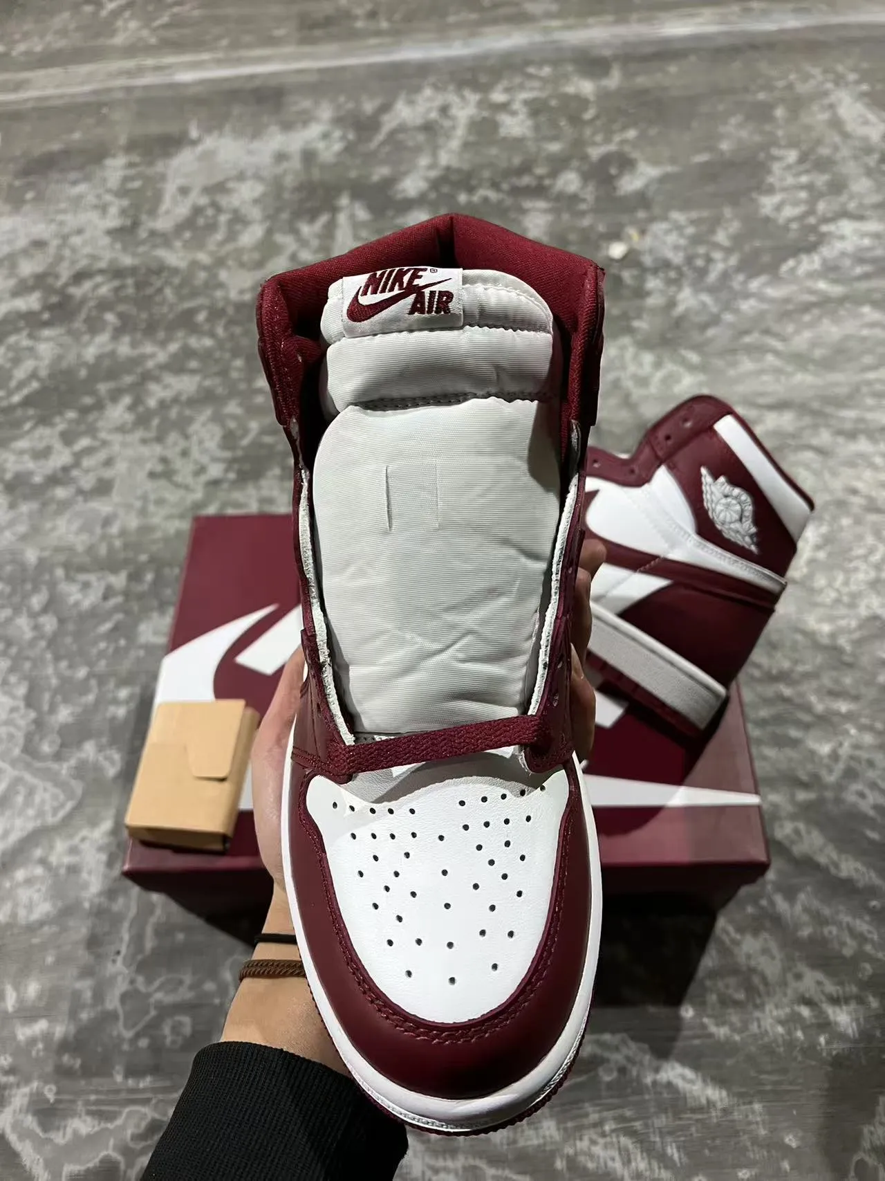Air Jordan 1 酒红色和白色皮革篮球鞋 3