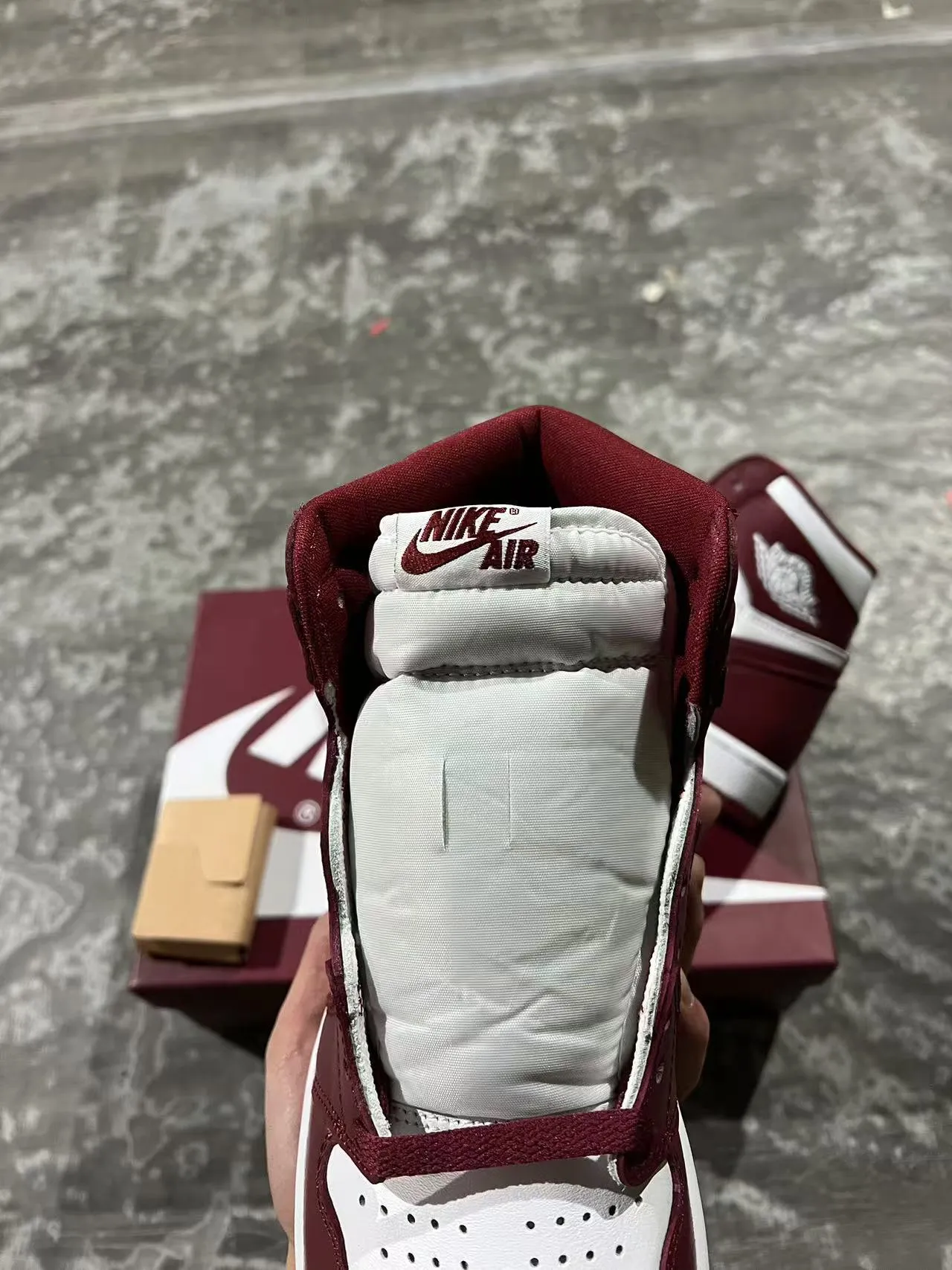 Air Jordan 1 酒红色和白色皮革篮球鞋 4