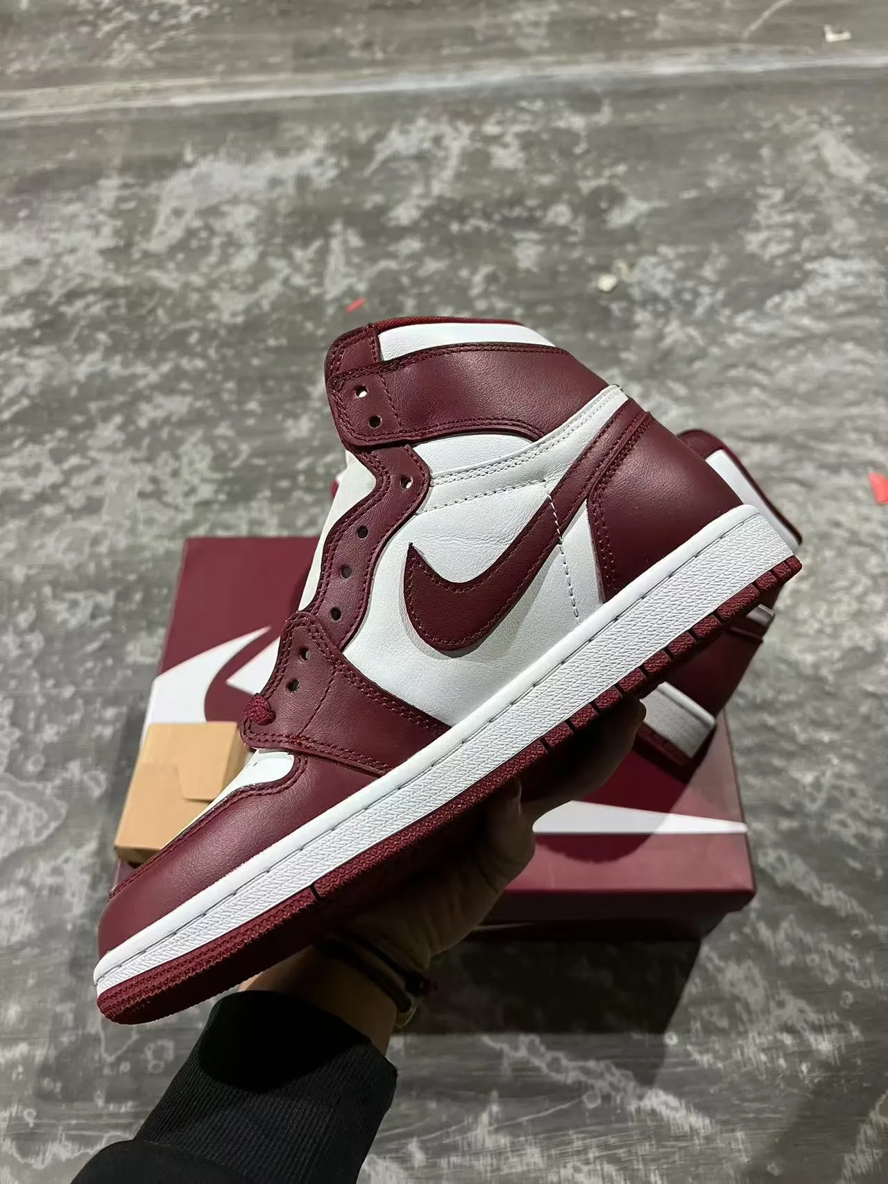 Air Jordan 1 酒红色和白色皮革篮球鞋 5