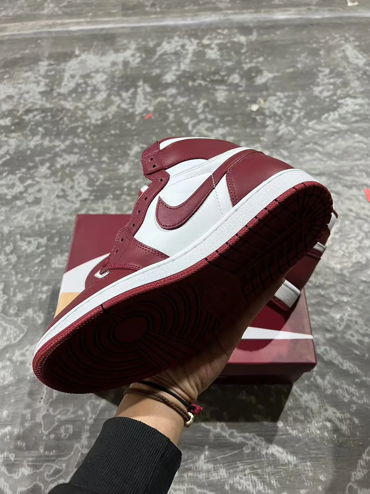Air Jordan 1 酒红色和白色皮革篮球鞋 6