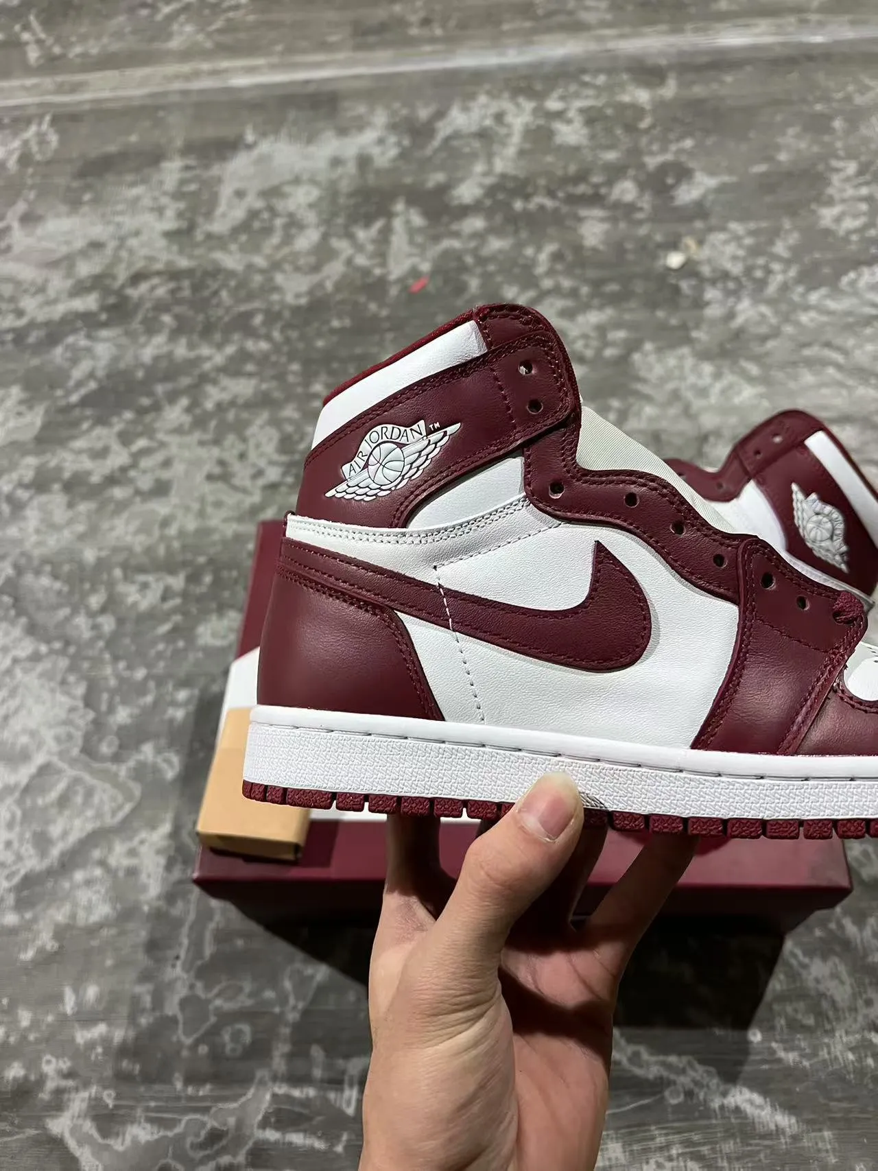 Air Jordan 1 酒红色和白色皮革篮球鞋 7