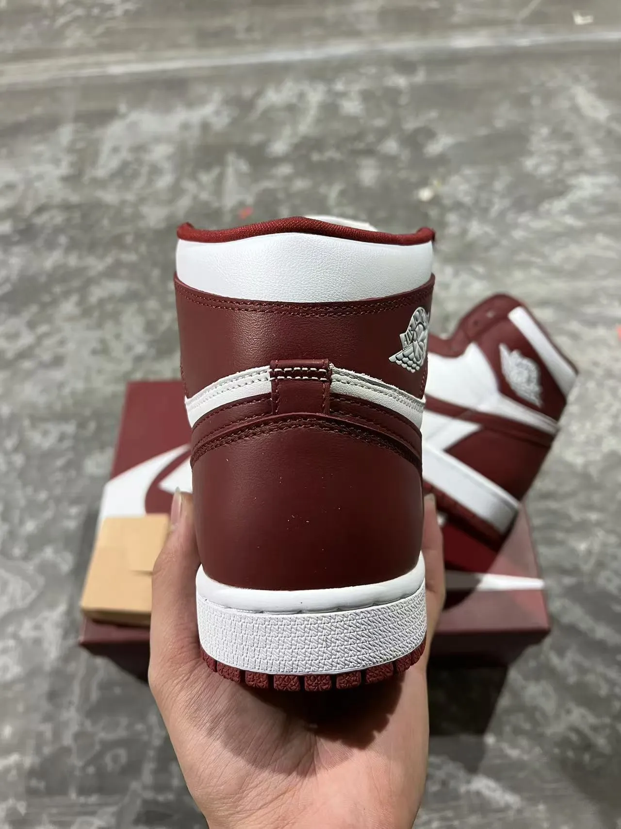 Air Jordan 1 酒红色和白色皮革篮球鞋 8