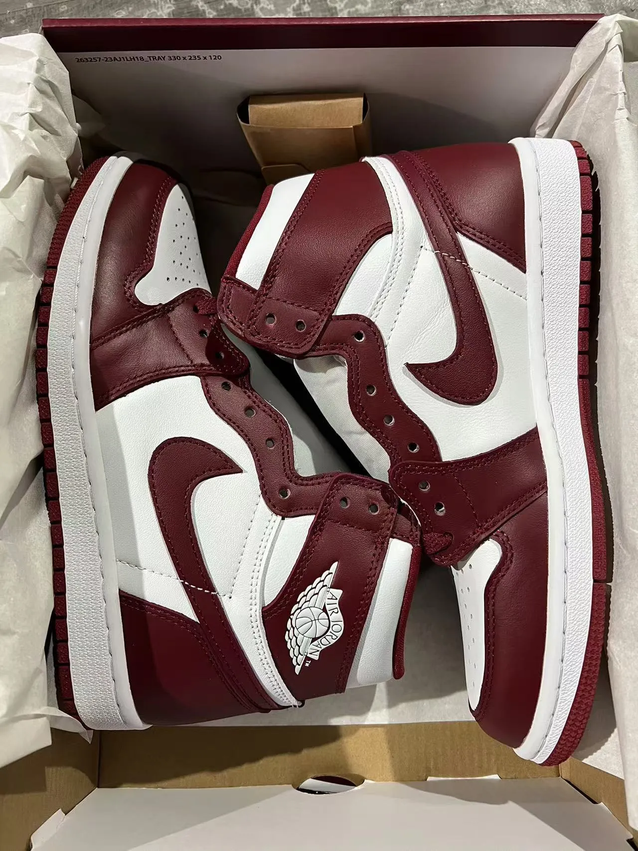 Air Jordan 1 酒红色和白色皮革篮球鞋 9