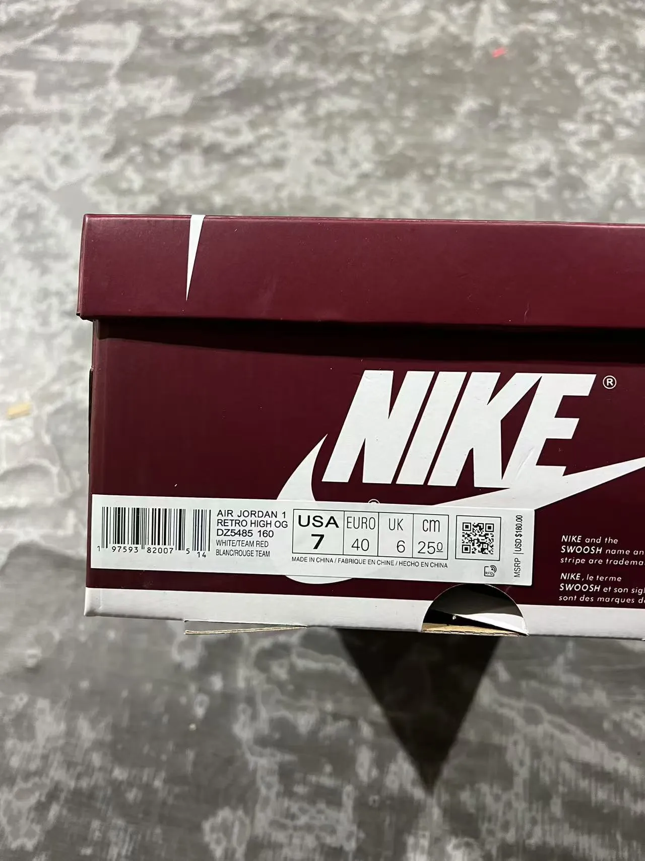 Air Jordan 1 酒红色和白色皮革篮球鞋 10