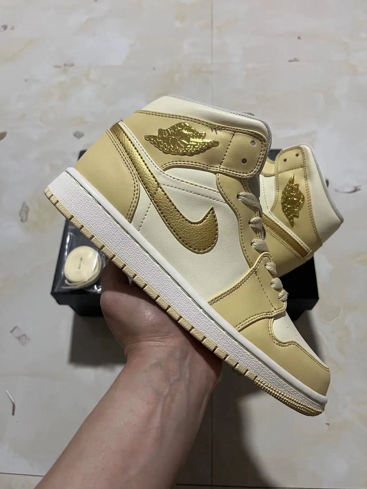 Zapatillas de baloncesto Air Jordan 1 High dorado metálico y crema 8