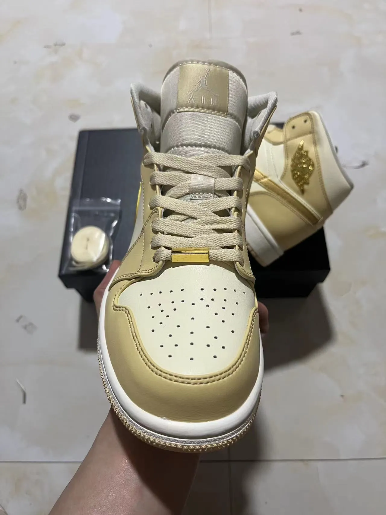 Zapatillas de baloncesto Air Jordan 1 High dorado metálico y crema 2